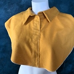 zacht kraagje okergeel, natuurbegrafenis, crematie, minimalistisch, duurzaam en afbreekbaar